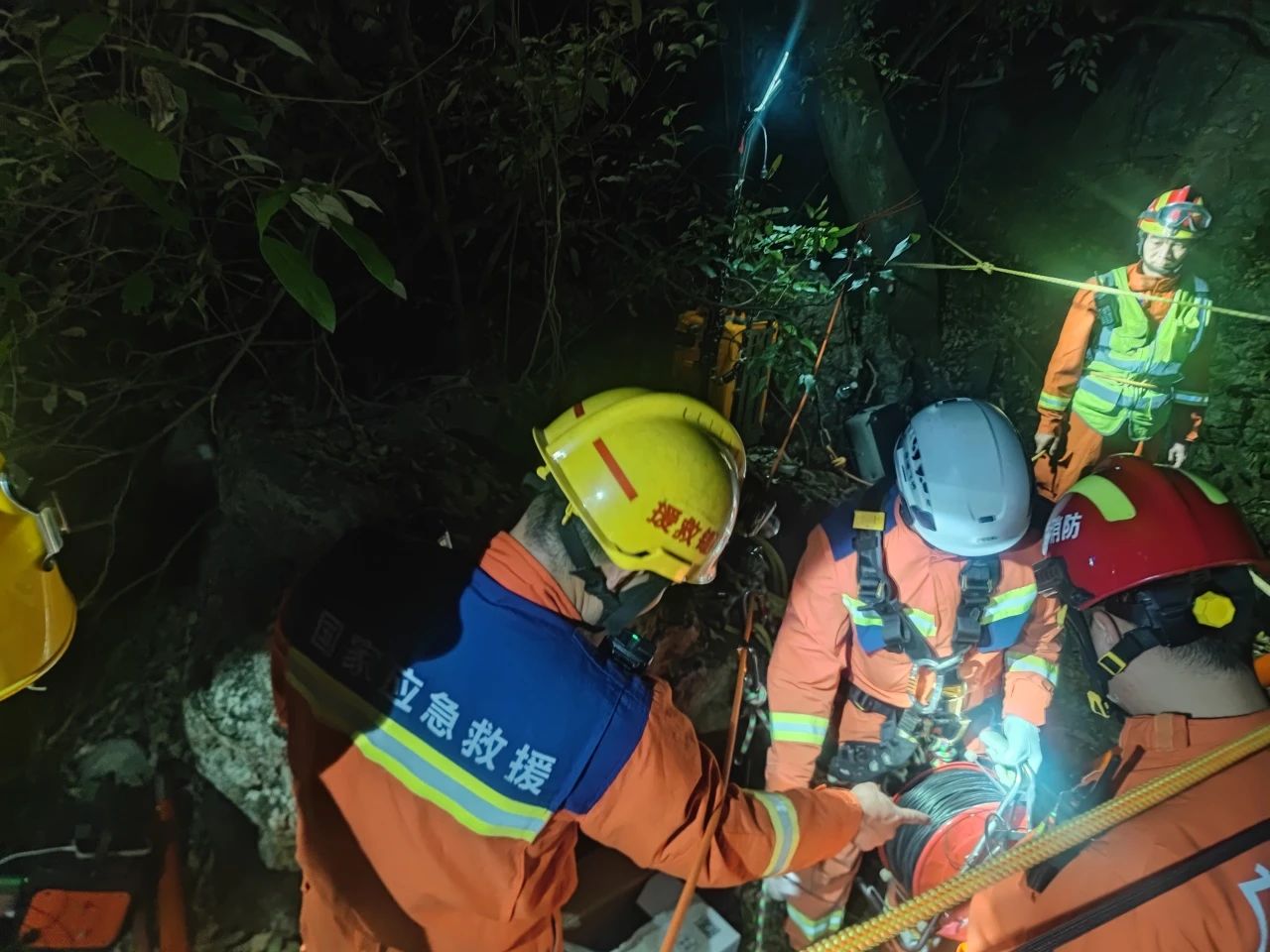新春緊急救援 | 探險者深洞遇險，華錫隊火速馳援營救成功