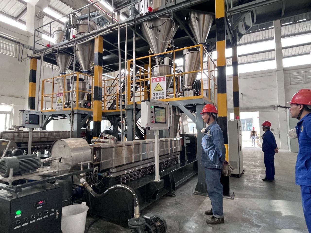 華遠(yuǎn)公司3000噸阻燃母粒項目試產(chǎn)成功！銻產(chǎn)業(yè)鏈高端化邁出關(guān)鍵一步